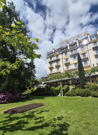 Exposition dans les jardins de l'hôtel Victoria